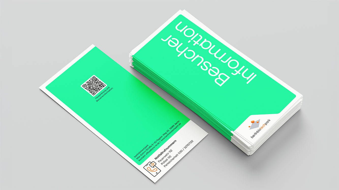 Besucherinformationsflyer des berlinbiotechpark tumbnail auf grauem Hintergrund.